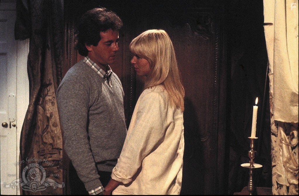Desi Arnaz Jr. and Julie Peasgood in Дом длинных теней (1983)