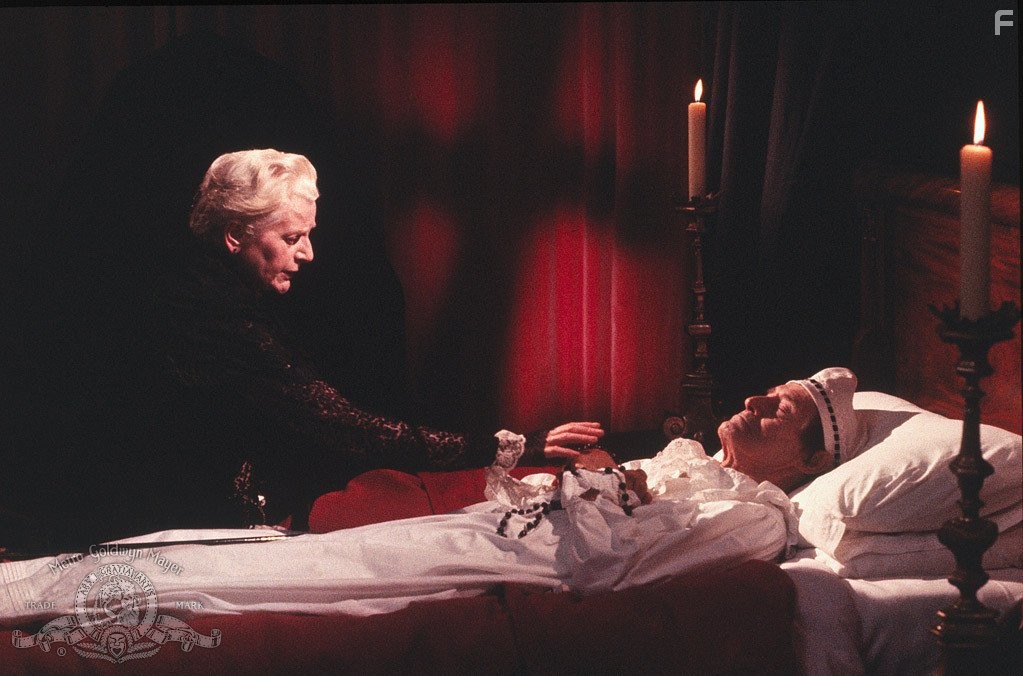 John Carradine and Sheila Keith in Дом длинных теней (1983)