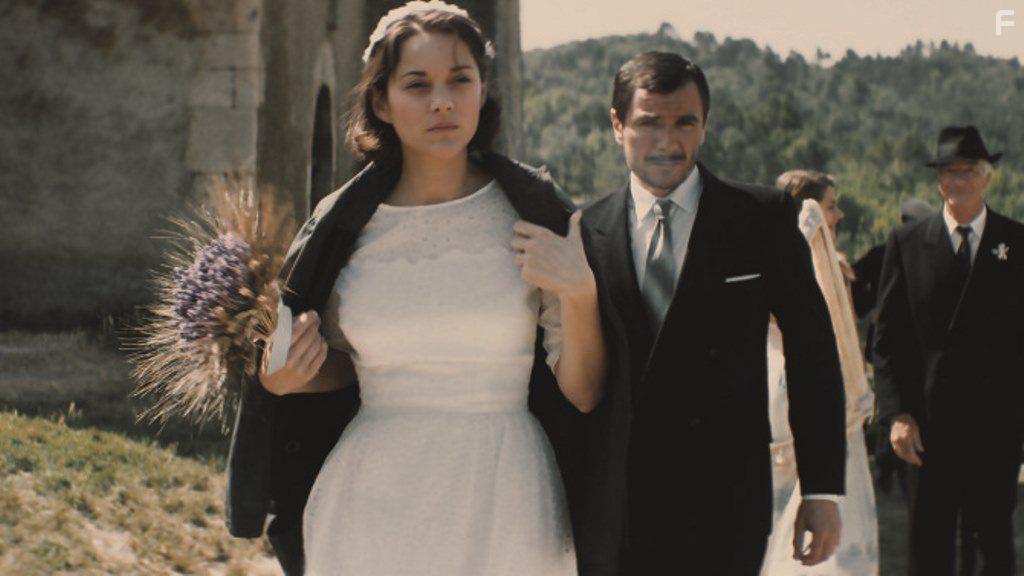 Alex Brendemhl and Marion Cotillard in Mal de pierres (2016)