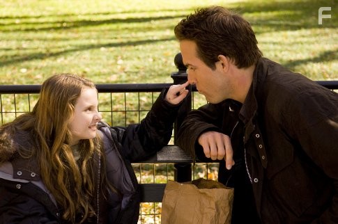 Ryan Reynolds and Abigail Breslin in Да, возможно (2008)