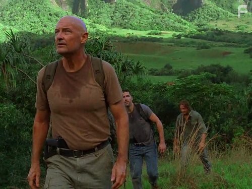 Matthew Fox, Josh Holloway, and Terry O'Quinn in Остаться в живых (2004)