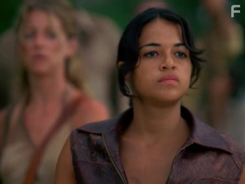 Michelle Rodriguez and Cynthia Watros in Остаться в живых (2004)