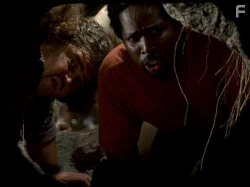 Jorge Garcia and Harold Perrineau in Остаться в живых (2004)