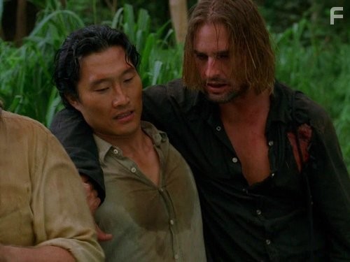 Daniel Dae Kim and Josh Holloway in Остаться в живых (2004)