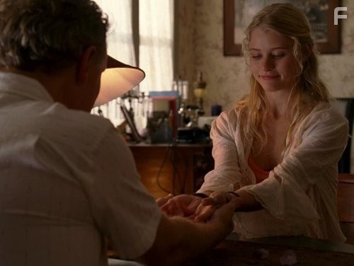 Emilie de Ravin in Остаться в живых (2004)