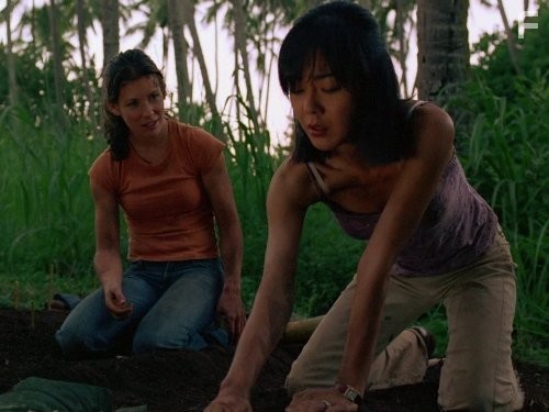 Yunjin Kim and Evangeline Lilly in Остаться в живых (2004)