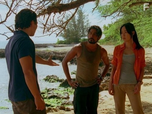 Naveen Andrews, Daniel Dae Kim, and Yunjin Kim in Остаться в живых (2004)