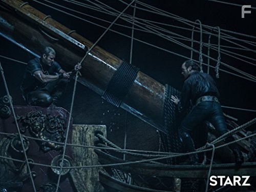 Toby Stephens and Tom Hopper in Чёрные Паруса (2014)