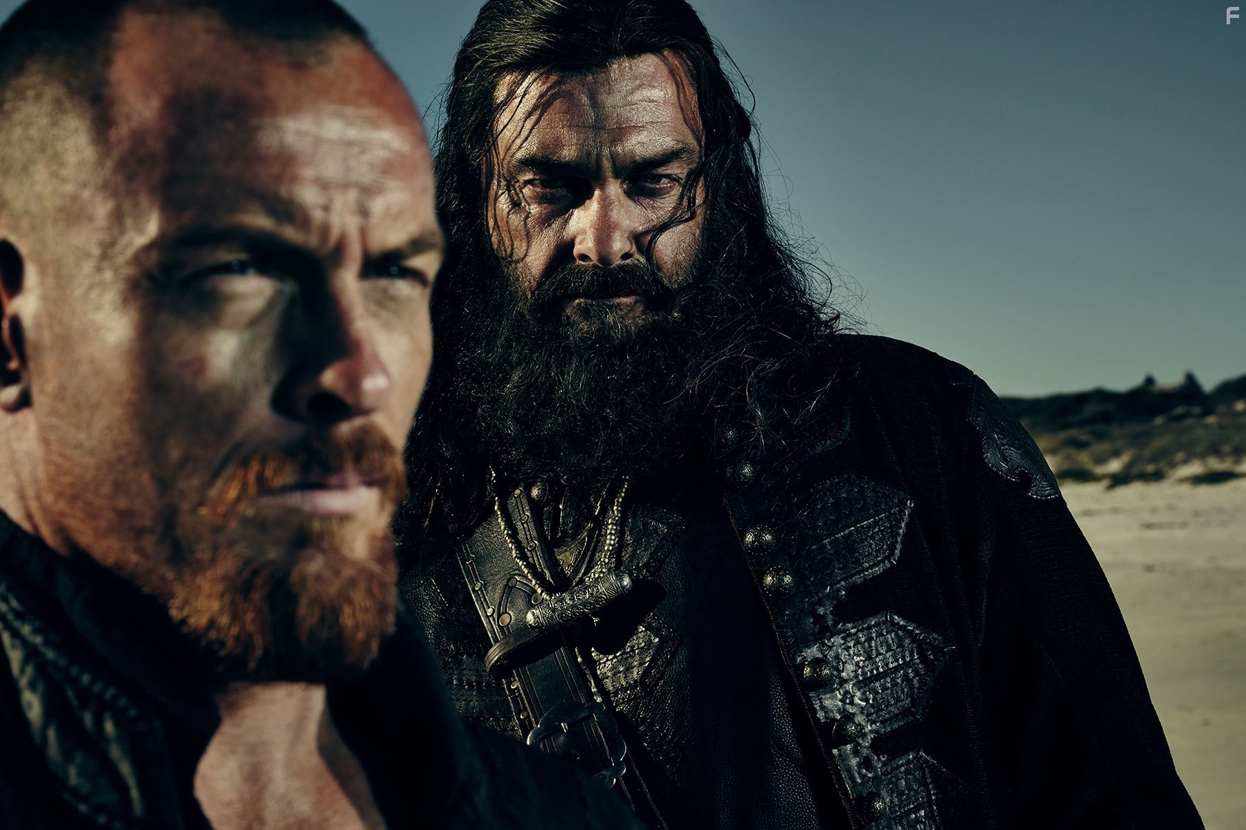 Toby Stephens and Ray Stevenson in Чёрные Паруса (2014)