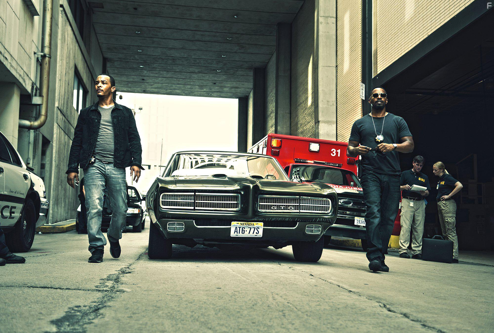 Jamie Foxx and T.I. in Sleepless (2017)