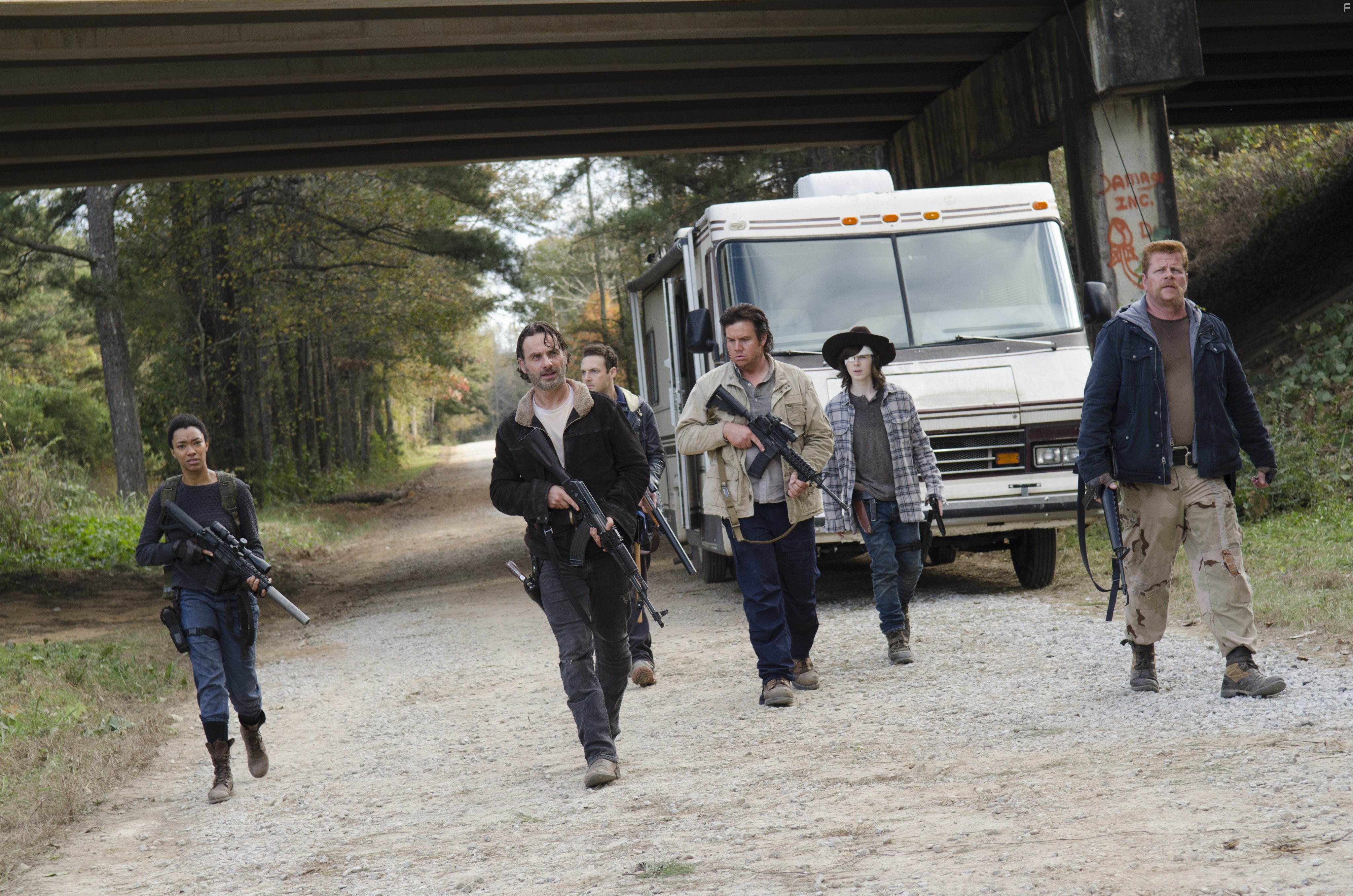 Michael Cudlitz, Andrew Lincoln, Ross Marquand, Sonequa Martin-Green, Josh McDermitt, and Chandler Riggs in Ходячие мертвецы (2010)