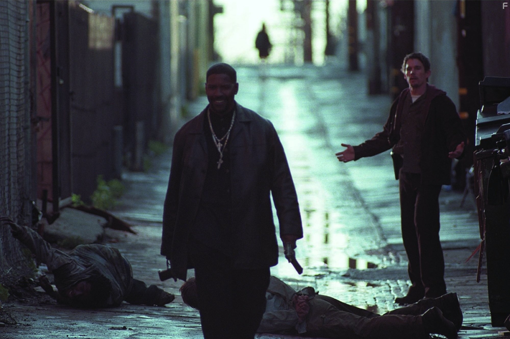 Ethan Hawke and Denzel Washington in Тренировочный день (2001)