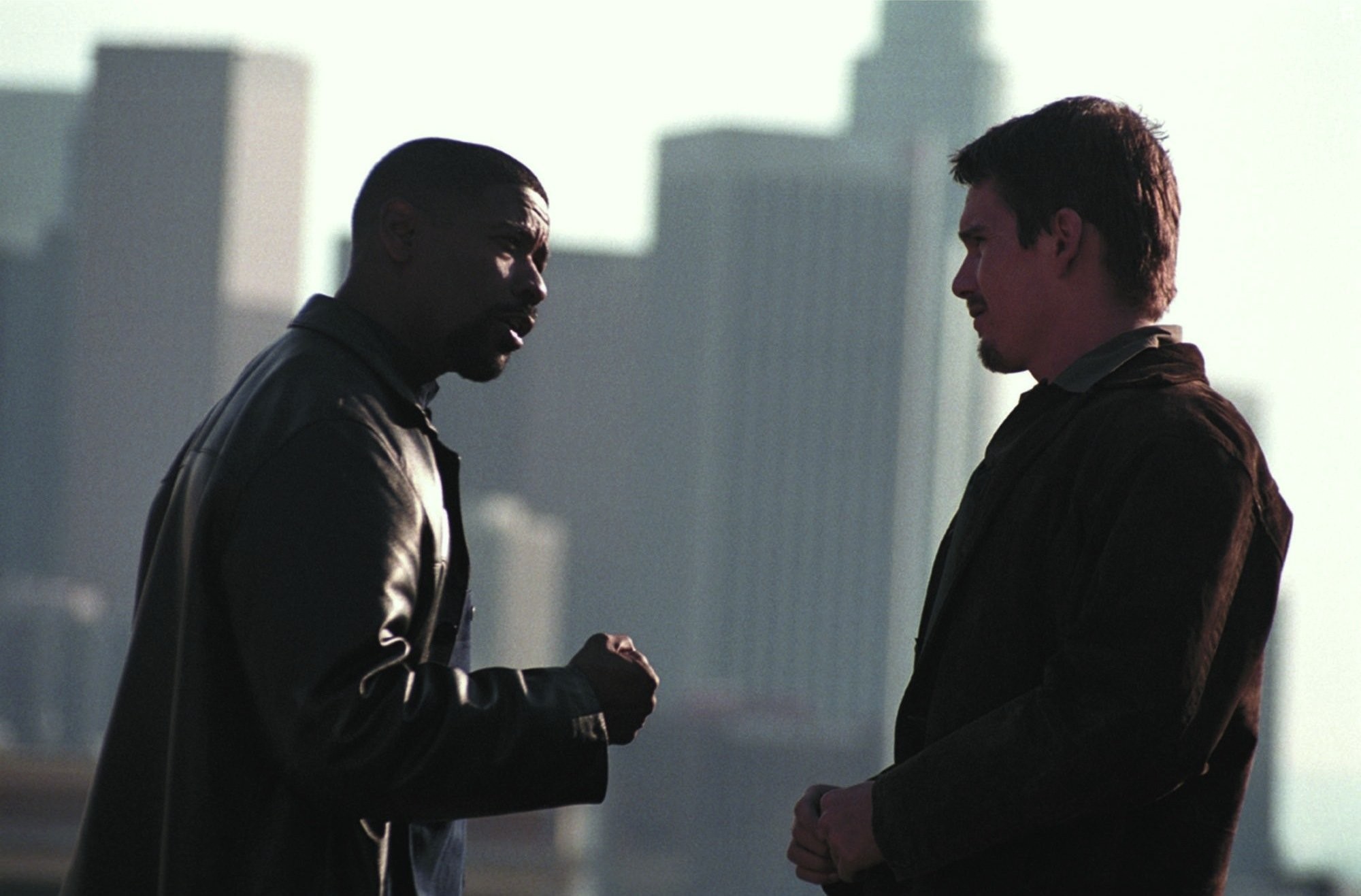 Ethan Hawke and Denzel Washington in Тренировочный день (2001)