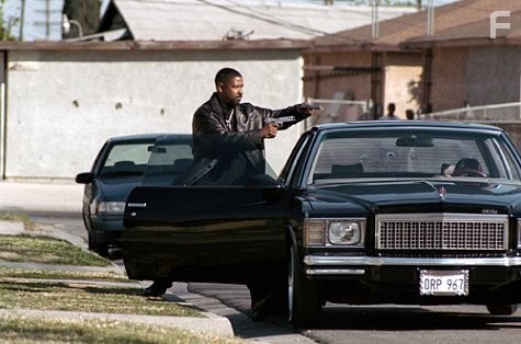 Ethan Hawke and Denzel Washington in Тренировочный день (2001)