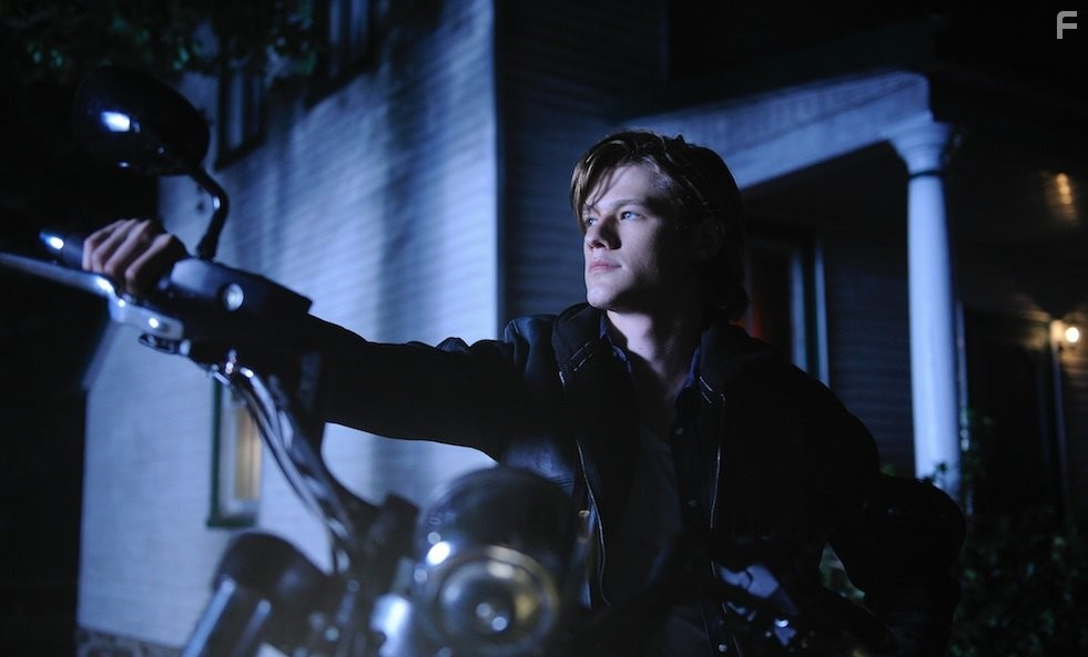 Lucas Till in Волки (2014)