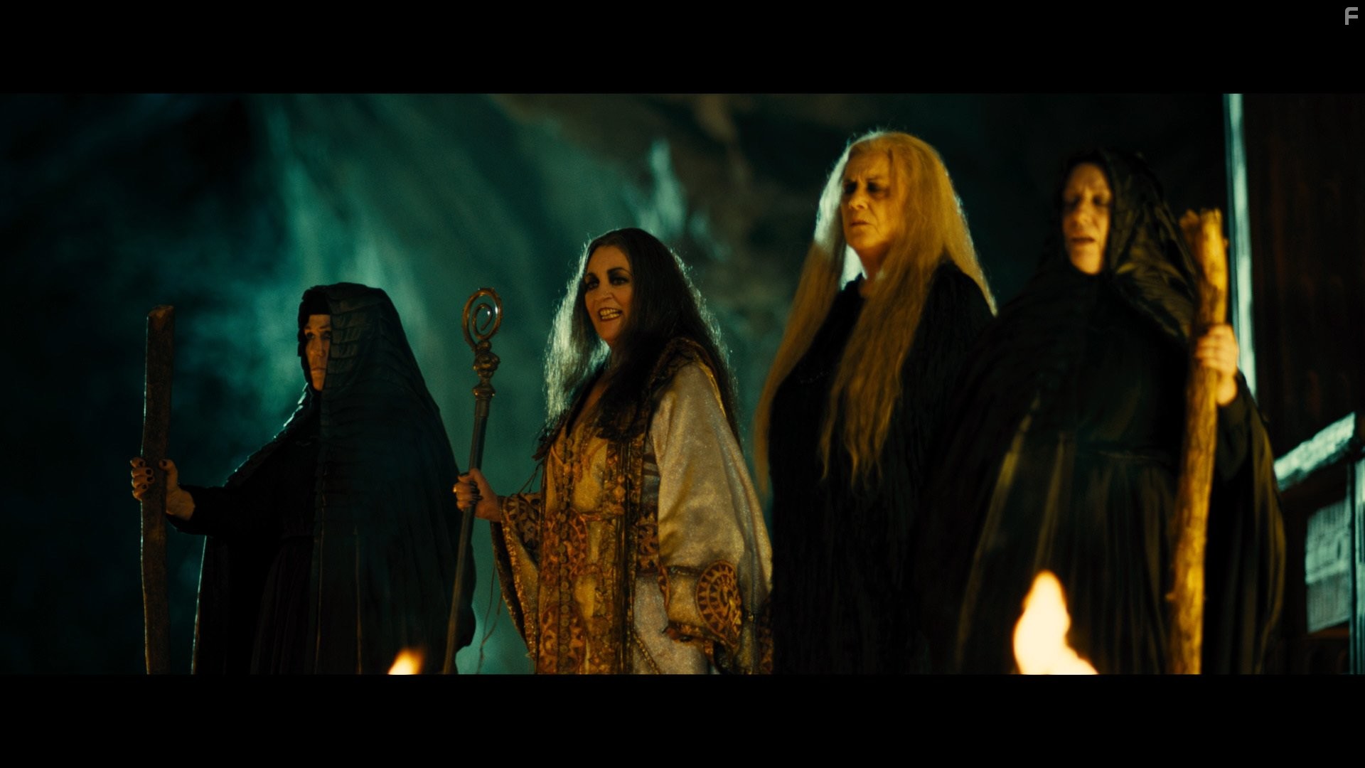 Carmen Maura and Terele P?vez in Ведьмы из Сугаррамурди (2013)