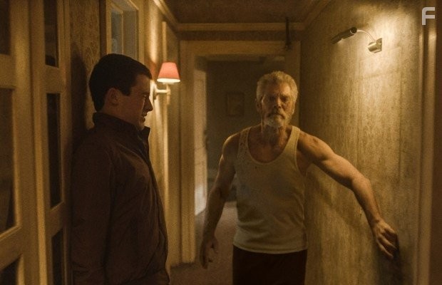 Stephen Lang and Dylan Minnette in Не дыши (2016)