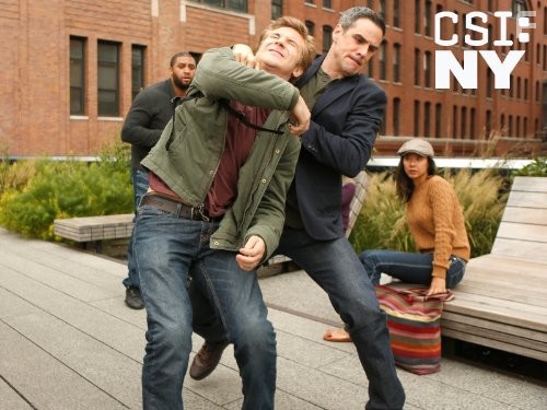 Eddie Cahill and Michael Welch in Место преступления Нью-Йорк (2004)