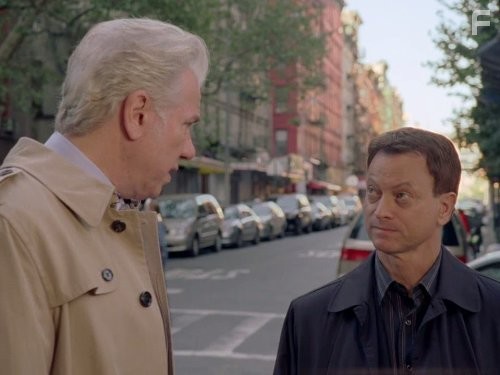Gary Sinise and John Larroquette in Место преступления Нью-Йорк (2004)