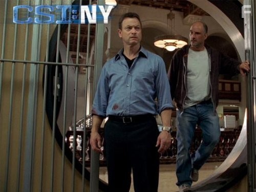 Elias Koteas and Gary Sinise in Место преступления Нью-Йорк (2004)