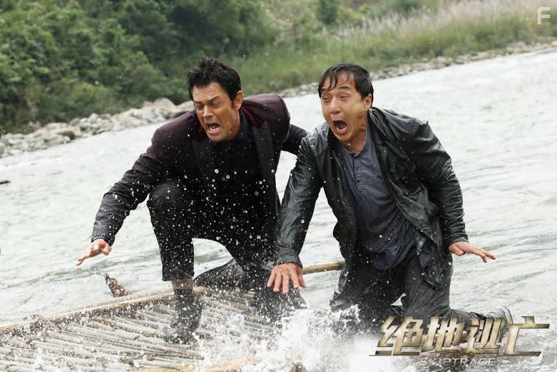 Jackie Chan and Johnny Knoxville in Jue di tao wang (2016)
