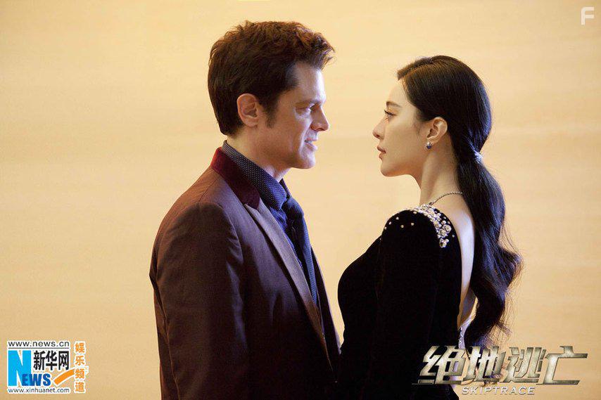 Johnny Knoxville and Bingbing Fan in Jue di tao wang (2016)