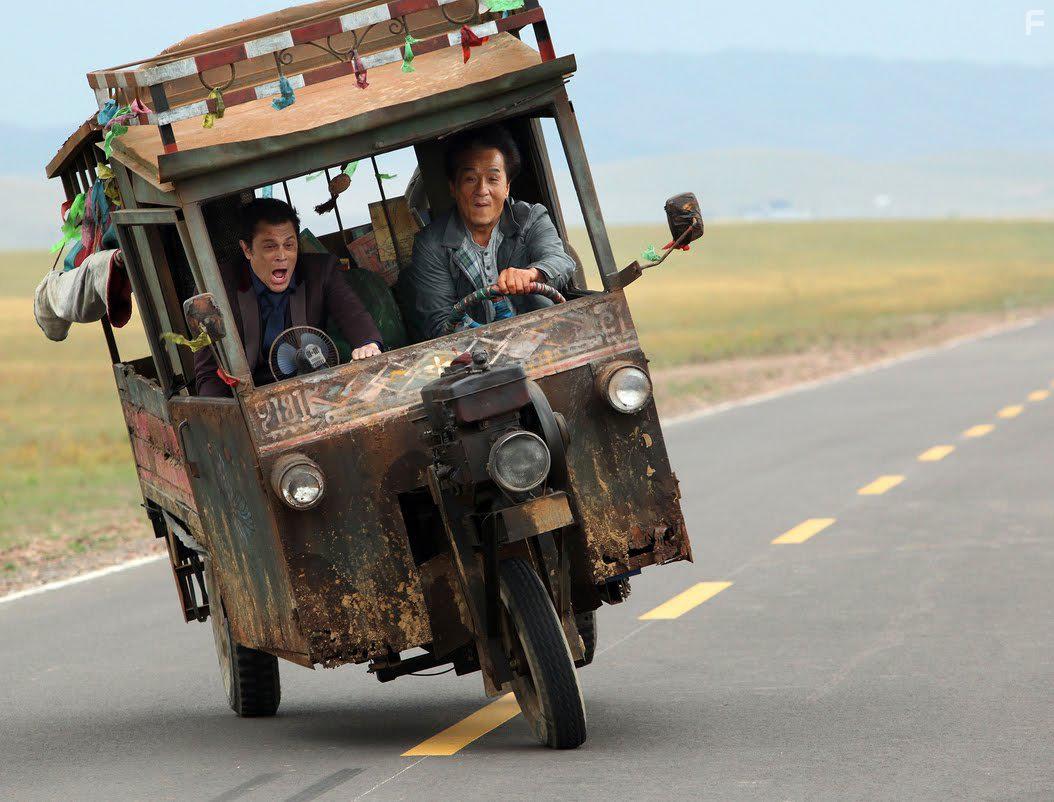 Jackie Chan and Johnny Knoxville in Jue di tao wang (2016)