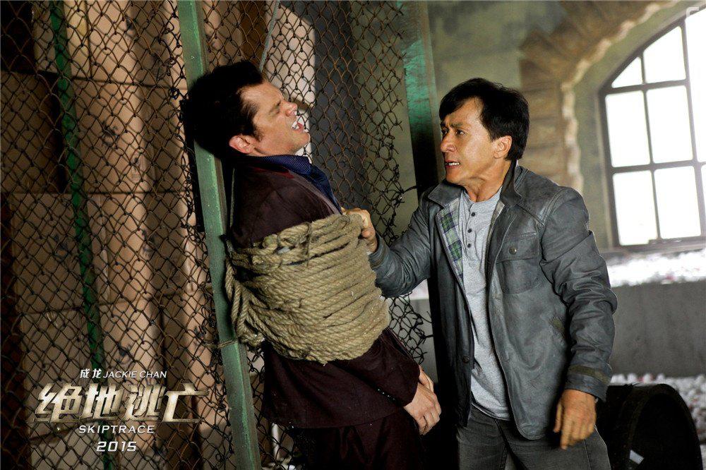 Jackie Chan and Johnny Knoxville in Jue di tao wang (2016)