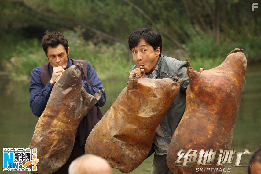 Jackie Chan and Johnny Knoxville in Jue di tao wang (2016)