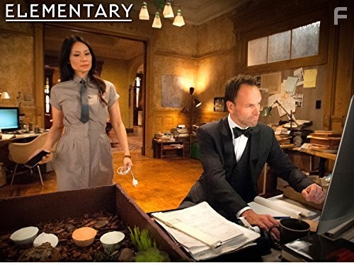 Jonny Lee Miller and Lucy Liu in Элементарно (2012)