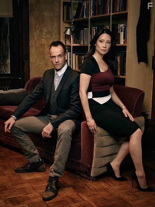 Jonny Lee Miller and Lucy Liu in Элементарно (2012)