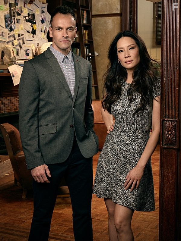Jonny Lee Miller and Lucy Liu in Элементарно (2012)