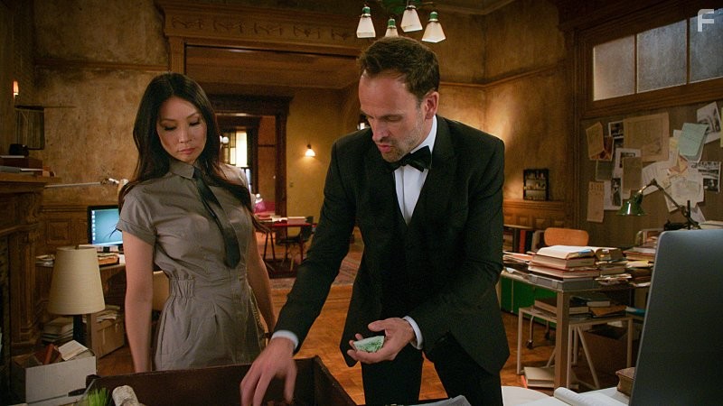 Jonny Lee Miller and Lucy Liu in Элементарно (2012)
