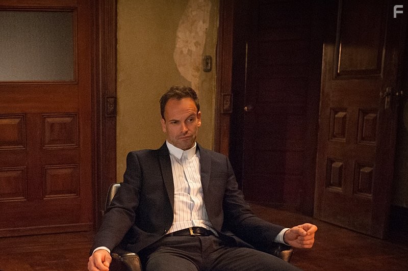 Jonny Lee Miller in Элементарно (2012)