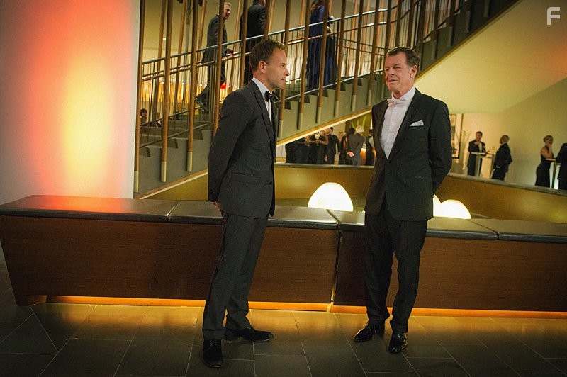 Jonny Lee Miller and John Noble in Элементарно (2012)