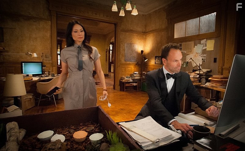 Jonny Lee Miller and Lucy Liu in Элементарно (2012)