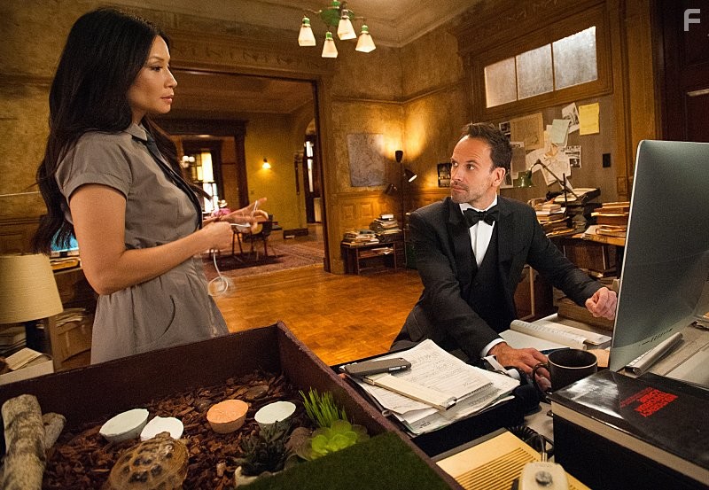 Jonny Lee Miller and Lucy Liu in Элементарно (2012)