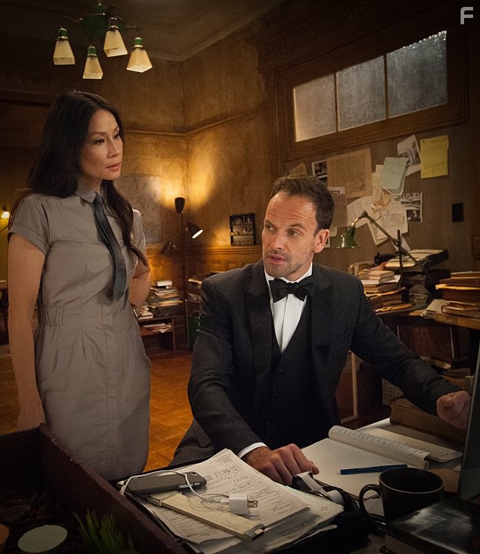 Jonny Lee Miller and Lucy Liu in Элементарно (2012)