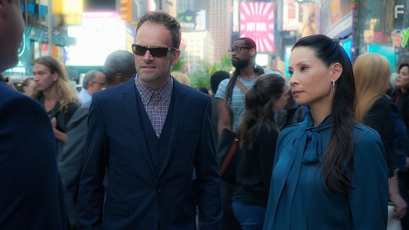 Jonny Lee Miller and Lucy Liu in Элементарно (2012)