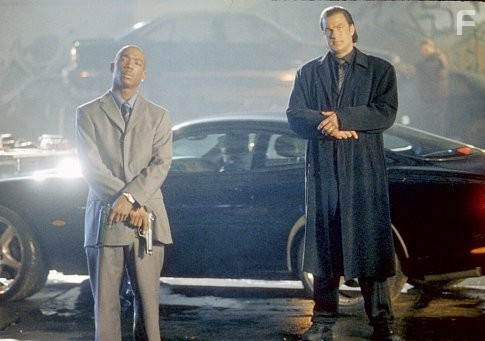 Steven Seagal and Ja Rule in Ни жив, ни мертв (2002)
