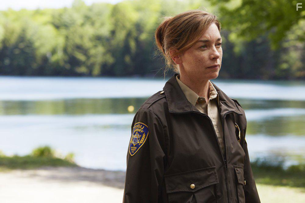 Julianne Nicholson in Eyewitness (2016)
