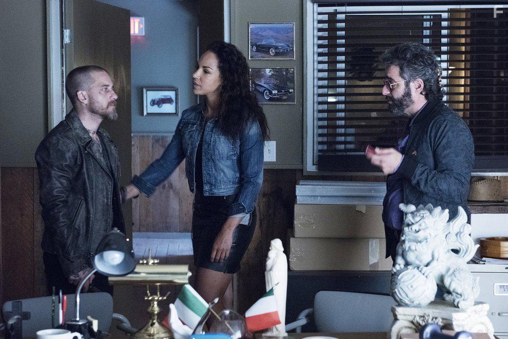 Amanda Brugel and Alex Karzis in Eyewitness (2016)