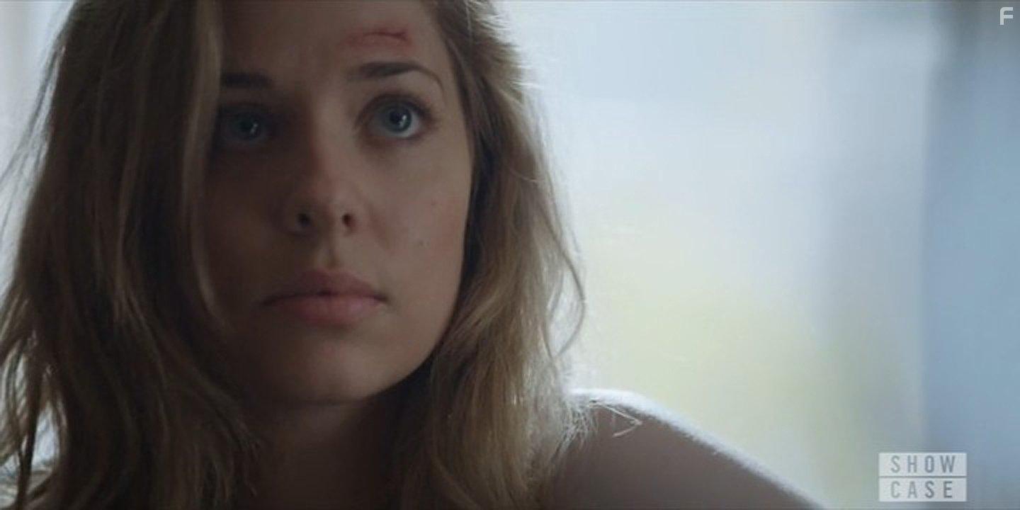 MacKenzie Porter in Travelers (2016)