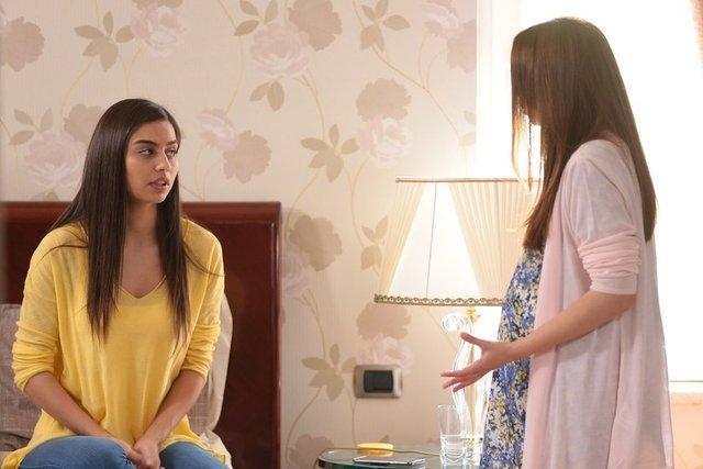 Tuge Kumral and Amine Gulse in Asla Vazgemem (2015)