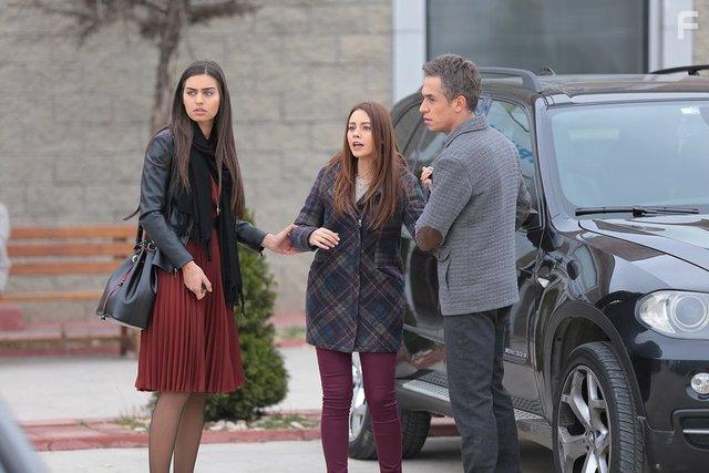 Tolgahan Sayisman, Tuge Kumral, and Amine Gulse in Asla Vazgemem (2015)