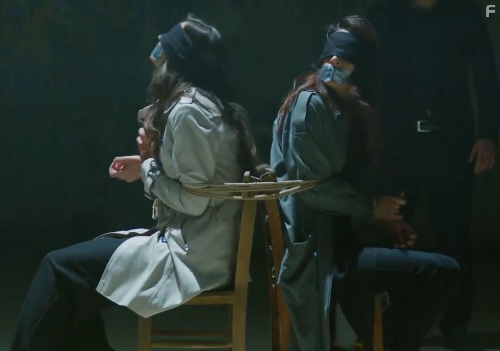 Safak Pekdemir and Amine Gulse in Asla Vazgemem (2015)