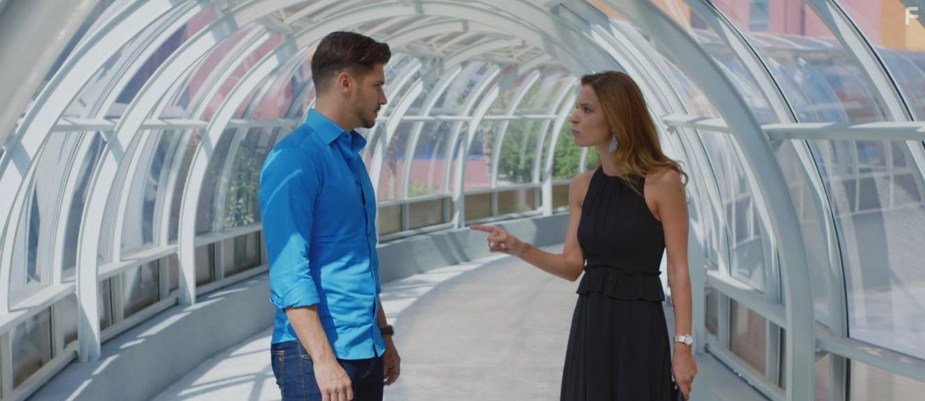 Tolgahan Sayisman and Safak Pekdemir in Asla Vazgemem (2015)