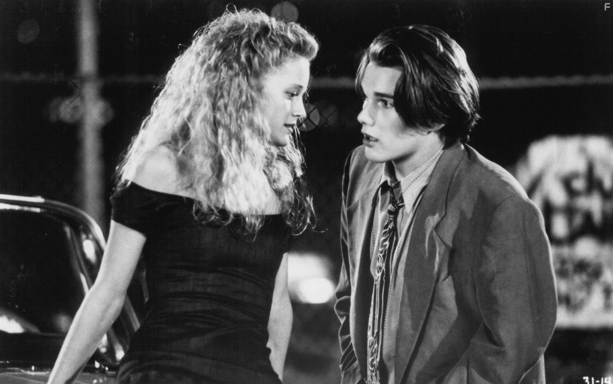 Ethan Hawke and Teri Polo in Mystery Date (1991)