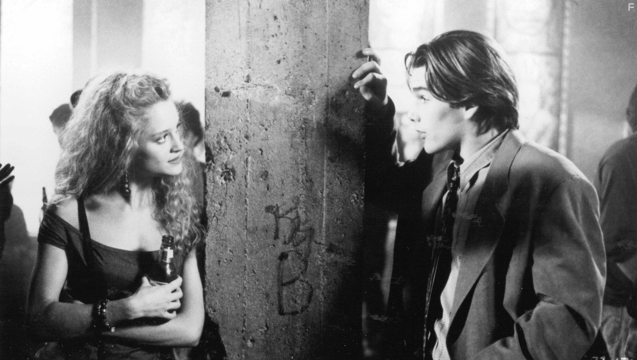 Ethan Hawke and Teri Polo in Mystery Date (1991)