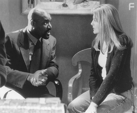 Rene Russo and Delroy Lindo in Выкуп (1996)
